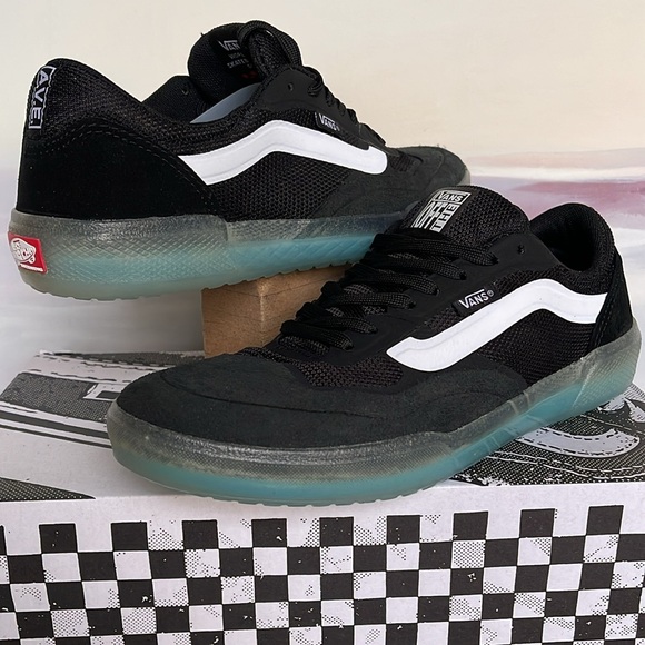 Vans Shoes - Vans WMNS Ave
Black/White
VN0A5JIBY28
Sneakers